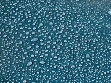 Turkuaz arka planda su damlaları.