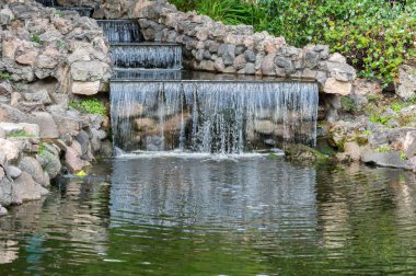 Kent parkta küçük şelale peyzaj.