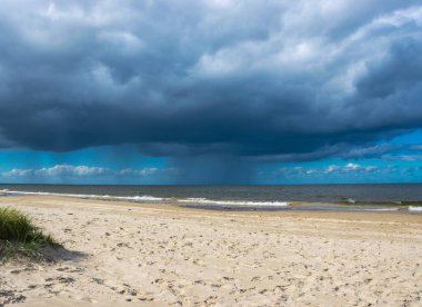Baltık Denizi üzerinde karanlık yağmur bulutları. Yağmur.