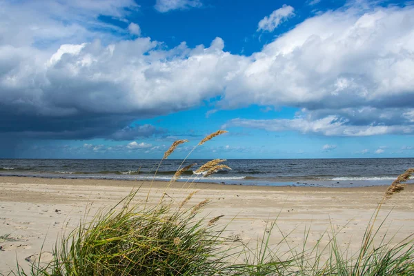 Sole splendente e nuvole di pioggia scura sopra il Mar Baltico . — Foto Stock