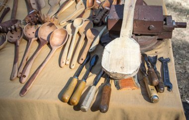 Boş ve araçları tahta kaşıklar yapmak için.