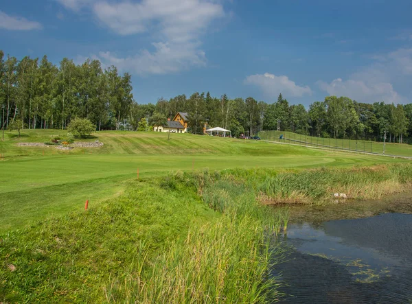 Sigulda, Letonya Golf sahaları. Golf sahaları ile manzara. — Stok fotoğraf