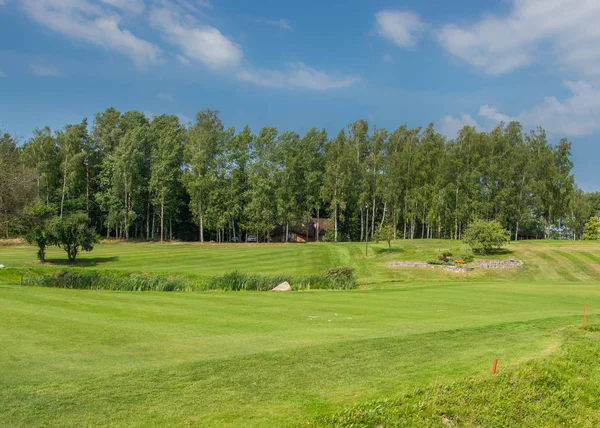 Sigulda, Letonya Golf sahaları. Golf sahaları ile manzara. — Stok fotoğraf