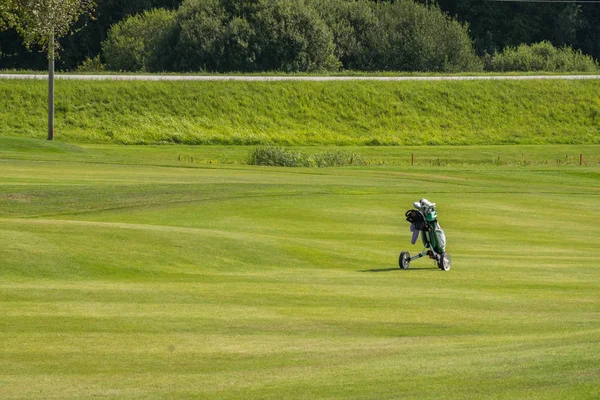 Pola golfowe w Sigulda, Łotwa. Krajobraz z pól golfowych. — Zdjęcie stockowe