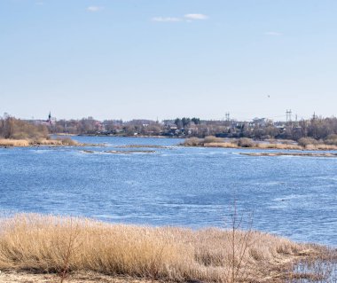Güneşli bir günde erken ilkbaharda nehir görünümü.