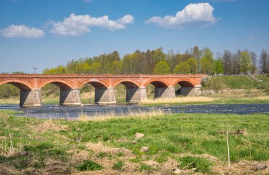 Letonya'nın Kuldiga şehrinde Venta Nehri üzerinde tuğla köprü.