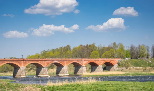 Pont en brique traversant la rivière Venta dans la ville de Kuldiga en Lettonie . — Photo