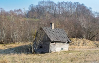 Letonya'da bir çiftlikte bir alanda yayılan bir hamamın eski binası