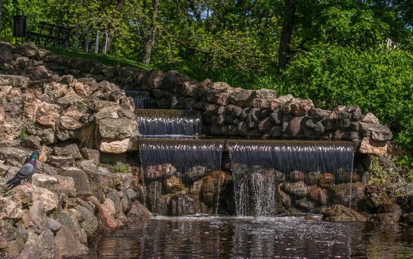 Piccola cascata d'acqua nel parco cittadino . — Foto Stock