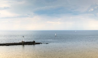 Bulutların arasından geçen güneş ışınları öğleden sonra denizi aydınlatır..