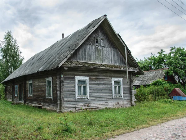 村の古い木造風化した放棄された家. — ストック写真
