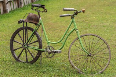 Eski paslı bisiklet kısmen bir ülke emlak süslemek için restore.