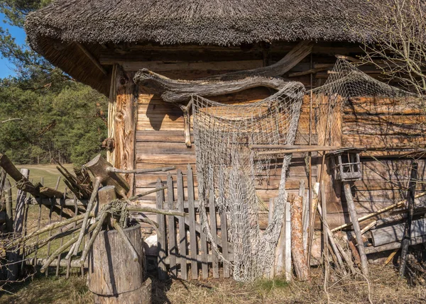 古いわらぶき木製の小屋の破片. — ストック写真