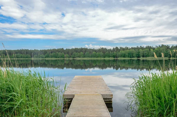 Krajobraz Drewnianym Molo Wodzie Chmury Odbicia Rzece — Zdjęcie stockowe