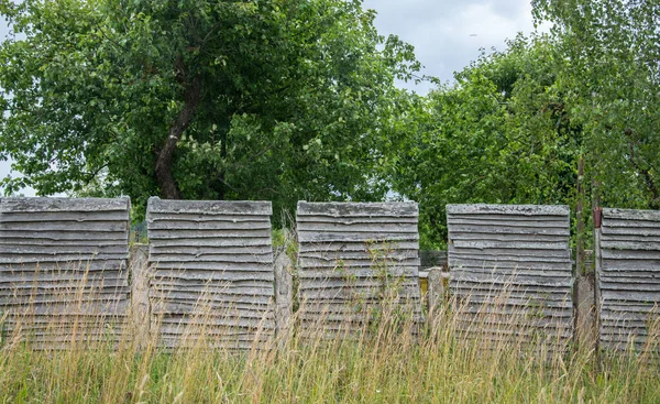 Деревянный забор из старых серых досок . — стоковое фото