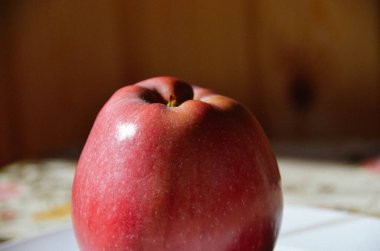 Ahşap zemin üzerine masada büyük olgun Kırmızı elma