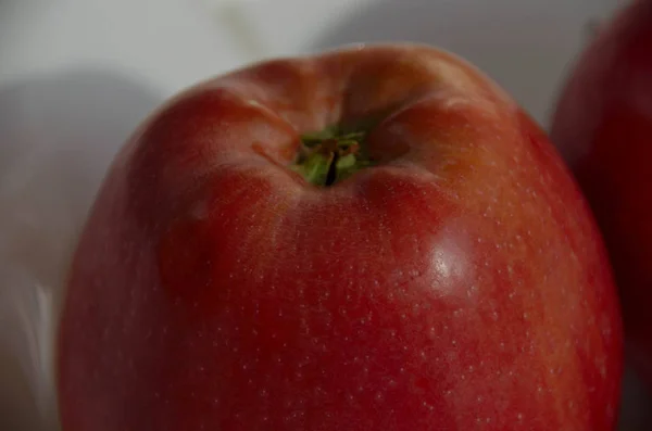 白いプレートに熟した暗い赤いリンゴをクローズ アップ — ストック写真