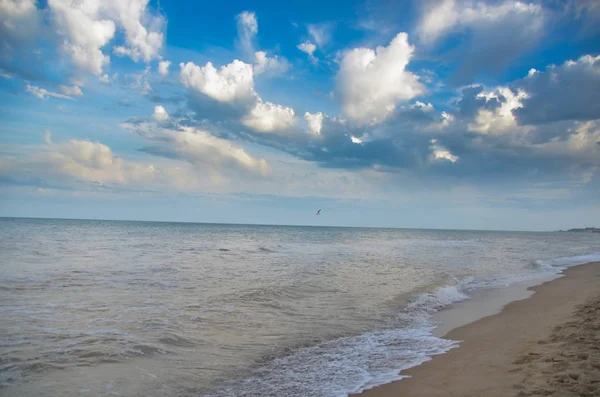 Cielo Azul Brillante Mar Cálido Tranquilo Soleado Día Verano — Foto de Stock