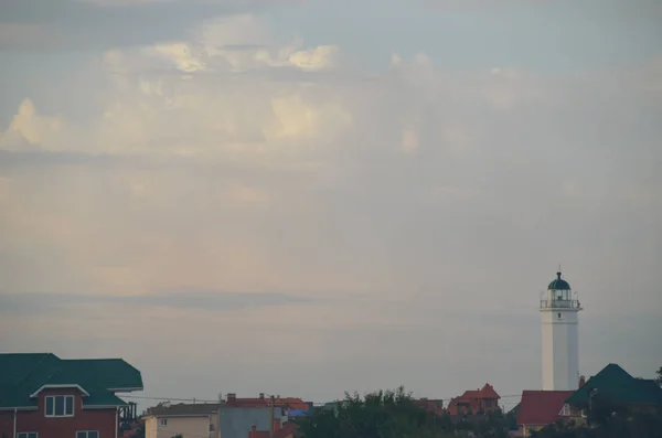 Bílý Maják Střechami Domů Krajiny Letní Západ Slunce Pod Mořem — Stock fotografie