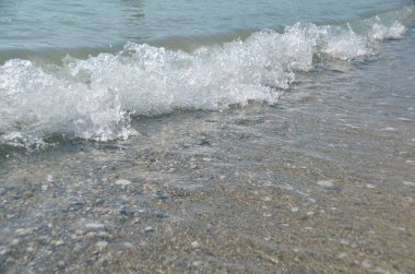 Renkli güneşli kıyısında parlak haddeleme dalga