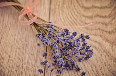 Ahşap katta lavanta çiçekleri kokulu buket