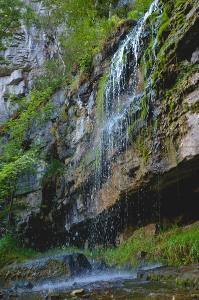 Jasne Czyste Creek Fallong Dół Zielonej Skały Mchem Jesiennym Lesie — Zdjęcie stockowe