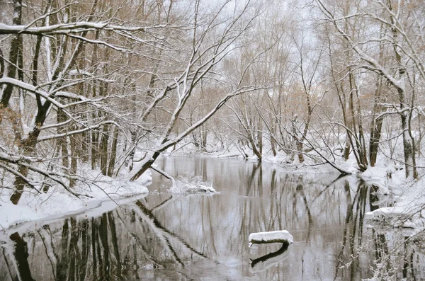 Hermoso Paisaje Invierno Aguas Tranquilas Del Río Con Reflejo Hadas — Foto de Stock