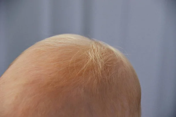 小さな子供のかわいい柔らかい頭 細い白い赤ちゃんの髪を閉じて — ストック写真