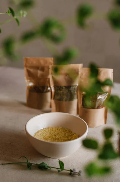 Hübsche Kleine Elfenbeinschale Mit Couscous Brei Auf Dem Tisch Der Stockfoto