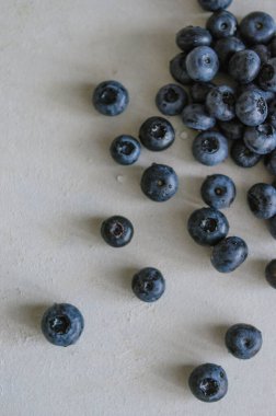 Gri bir masada taze yaban mersini. Sağlıklı beslenme ve beslenme kavramı. Antioksidan organik süper yiyecekler.