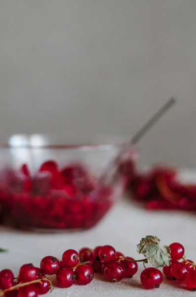 Ramas Grosella Roja Fresca Brillante Con Cuenco Vidrio Mesa Sobre — Foto de Stock