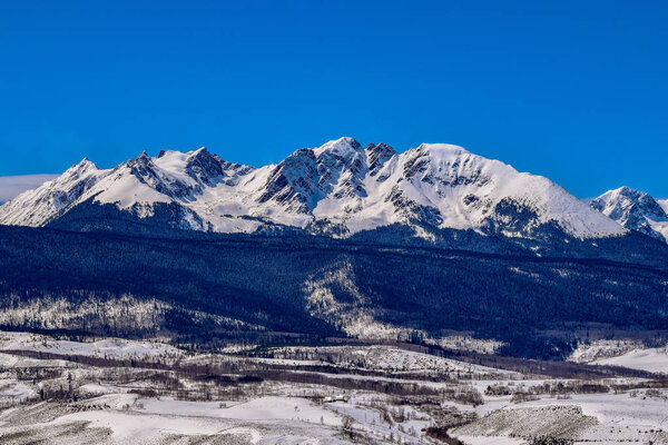Заснеженные горные вершины в горах Гора, в Скалистых горах Колорадо
