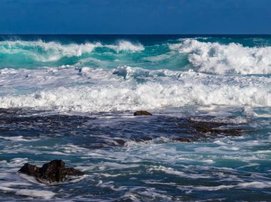 Mavi dalgalar ile Hawaiian plaj