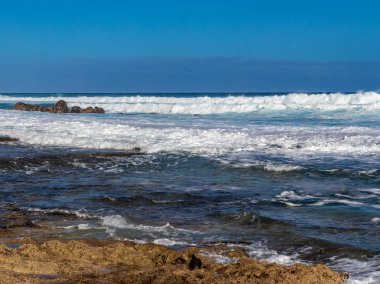 Mavi dalgalar ile Hawaiian plaj