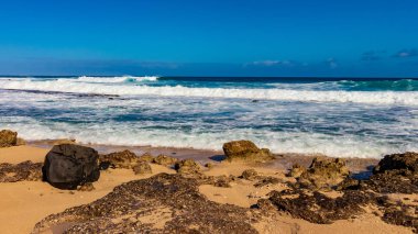 Mavi dalgalar ile Hawaiian plaj