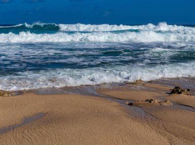 Mavi dalgalar ile Hawaiian plaj