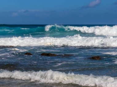 Mavi dalgalar ile Hawaiian plaj