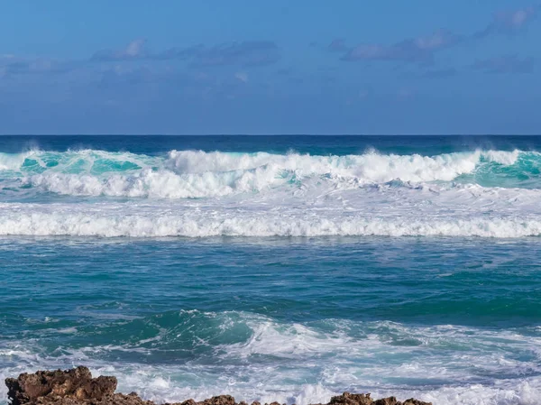 Hawaiiansk Strand Med Blå Vågor — Stockfoto