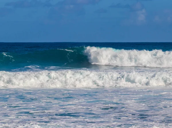 Hawajska Plaża Niebieskimi Falami — Zdjęcie stockowe