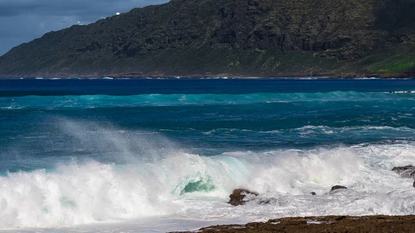 Spiaggia Hawaiana Con Onde Blu — Foto Stock