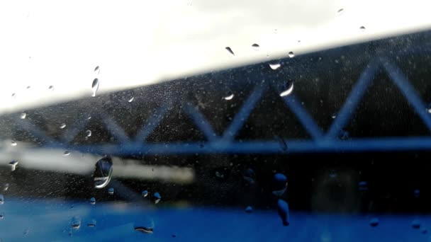 雨点落在窗雨上的铁皮屋顶上 — 图库视频影像