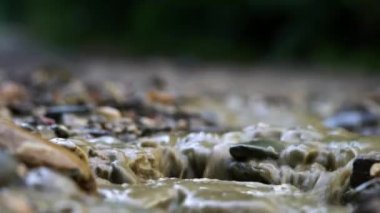 Yağmurlu rill yolda