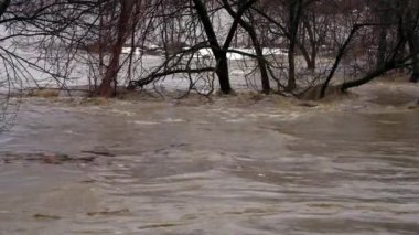 Kar eritme sonra büyük nehir sel