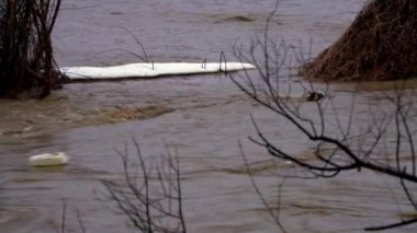 Kar eritme sonra büyük nehir sel