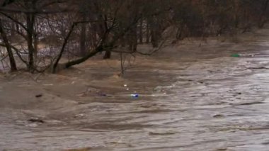 Kar eritme sonra büyük nehir sel