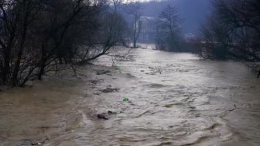 Kar eritme sonra büyük nehir sel