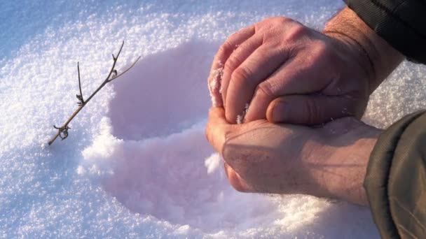 Homme Faire Boule Neige Avec Les Mains — Video