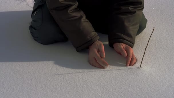 Člověk Dělá Sněhová Koule Rukama — Stock video