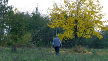 Adam sonbahar ağacının altında