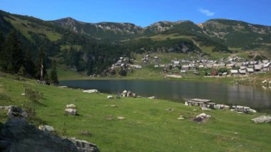 Turistler Gölü kıyısında dinlenme